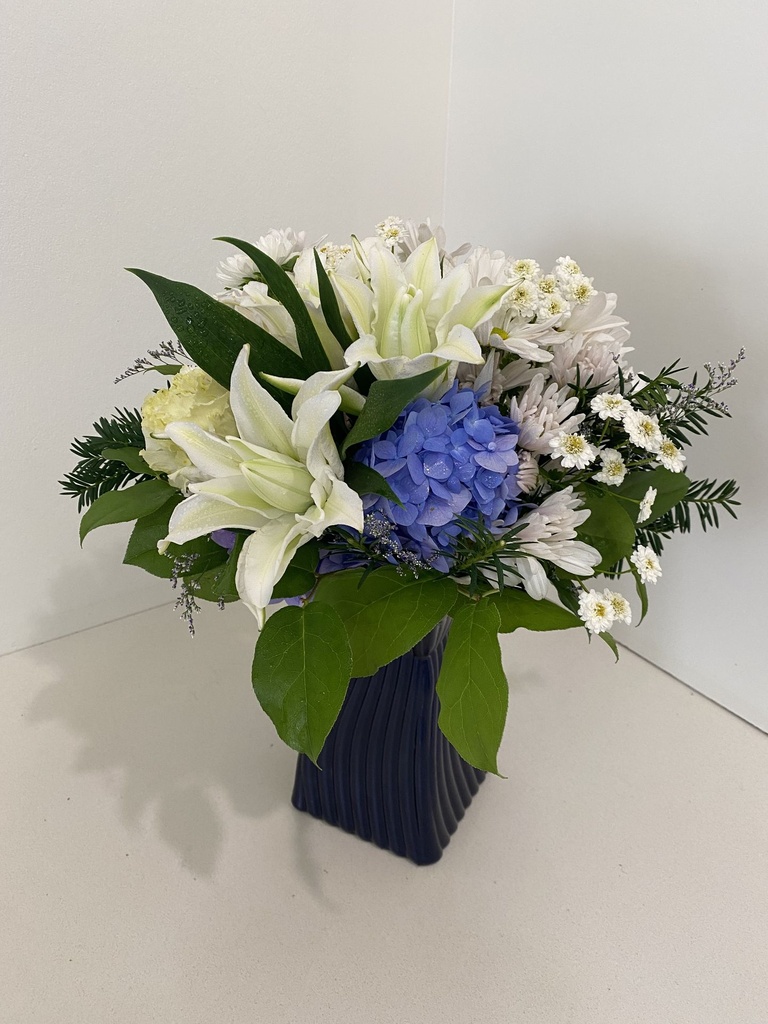 Vase - white blue.JPG